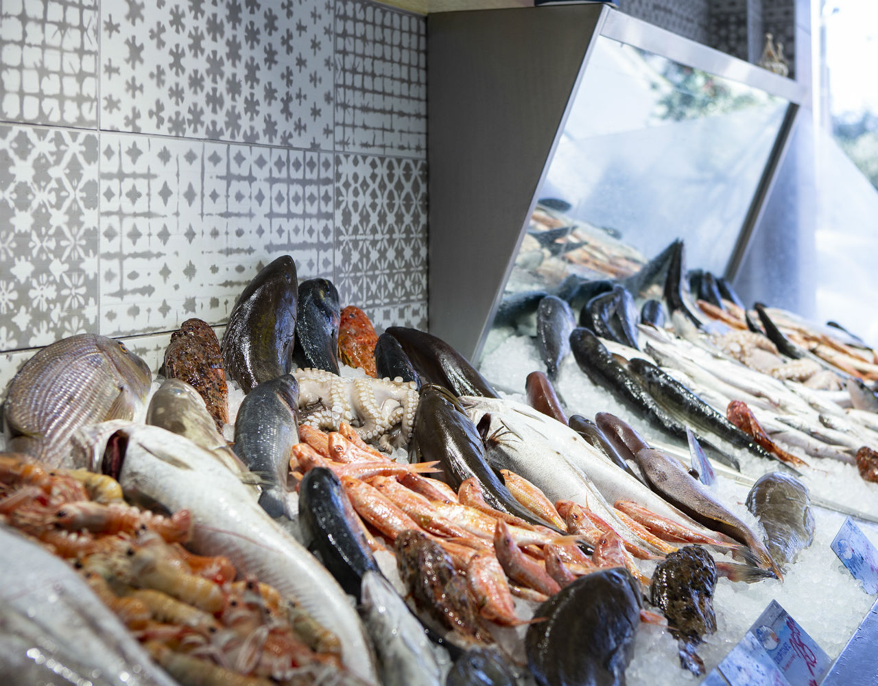 Ψαράκι στην σχάρα, το ιχθυοπωλείο που ετοιμάζει τα πιο νόστιμα θαλασσινά γεύματα