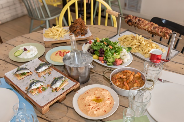 Mezze, το “μπουκιά και συχώριο” μεζεδοπωλείο της Γλυφάδας