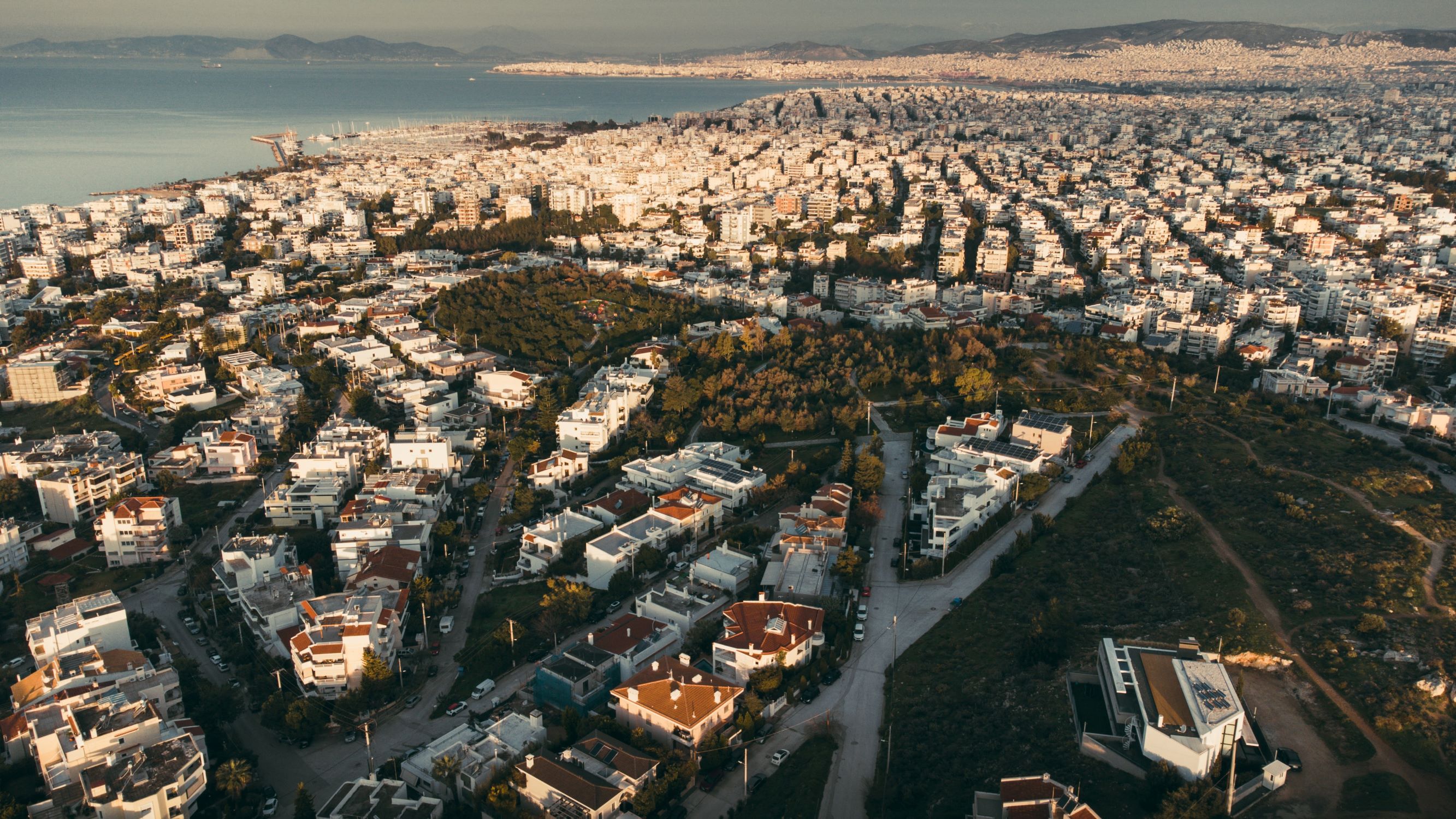 Ακρόπολη – Cocomat Hotel, Άλιμος και τα «απαράδεκτα ψηλά κτίρια»