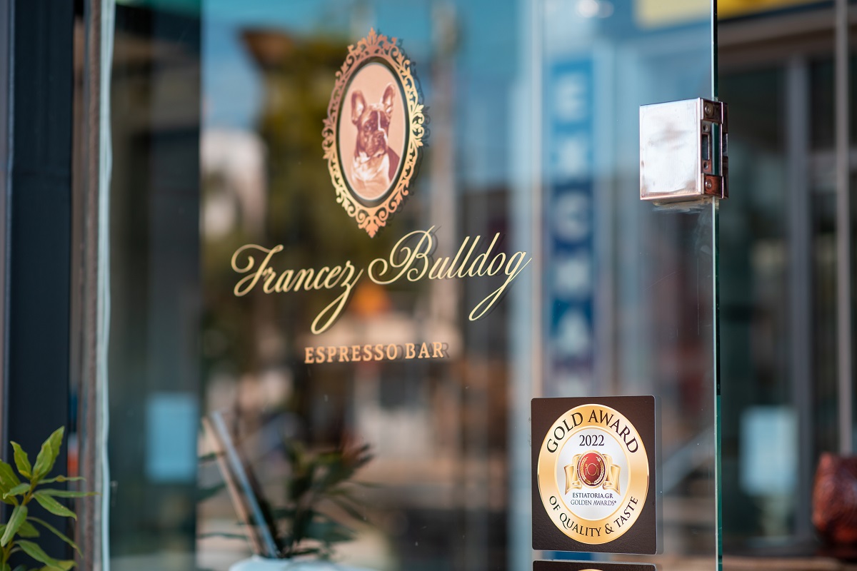 Το Francez Bulldog της Γλυφάδας πήρε το «χρυσό» για τον καφέ και το brunch του