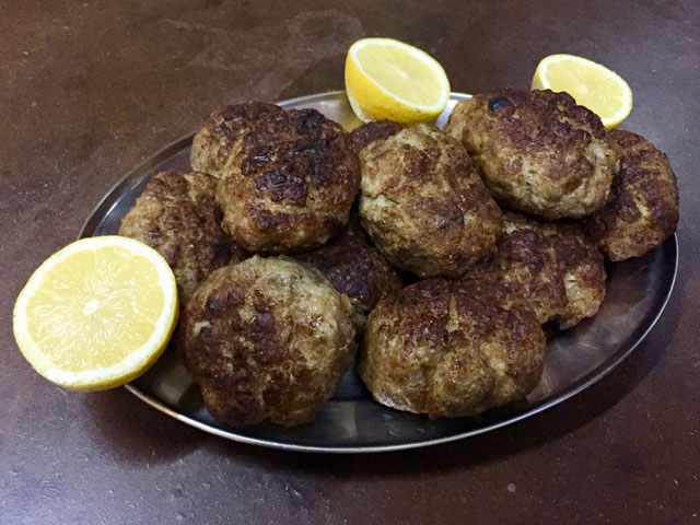 Τα μοναδικά μπιφτέκια της Κυρά Ουρανίας στην Ηλιούπολη