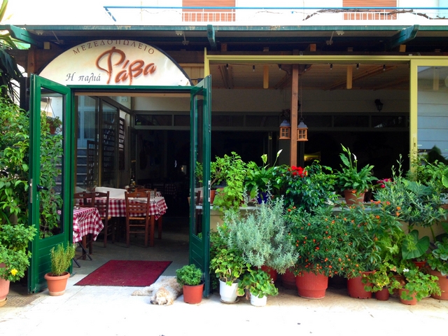 Η Παλιά Φάβα είναι το οικογενειακό ταβερνάκι που αγαπάει το Παλαιό Φάληρο