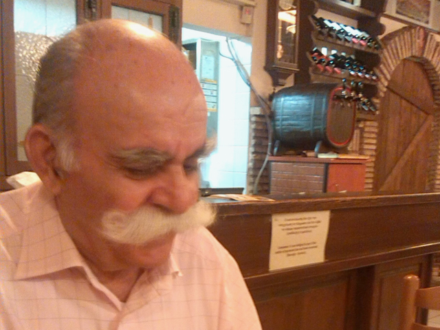 O Μπαρμπα-Γιάννης είναι η ζωντανή ιστορία στα Βλάχικα της Βάρης