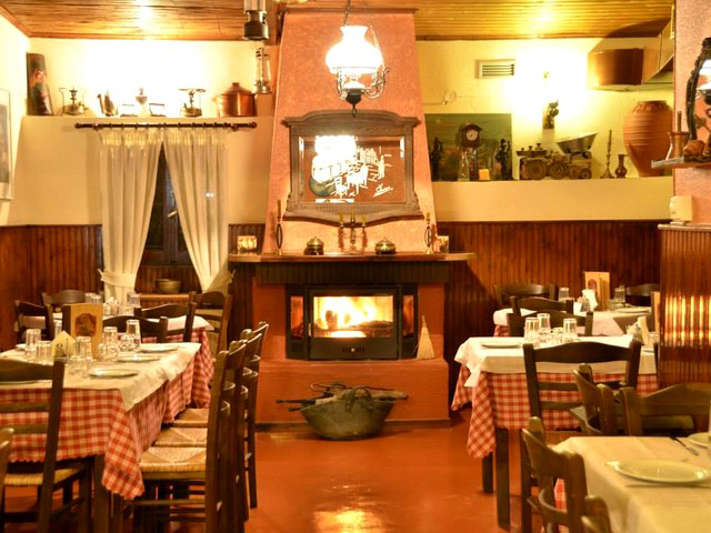 Τα μαγαζιά με τζάκια στα νότια για τα κρύα βράδια