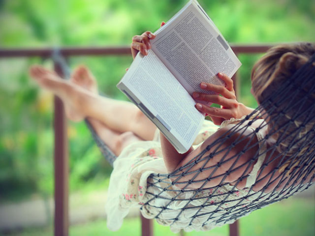 10 βιβλία που πρέπει να διαβάσεις πριν φύγει το καλοκαίρι