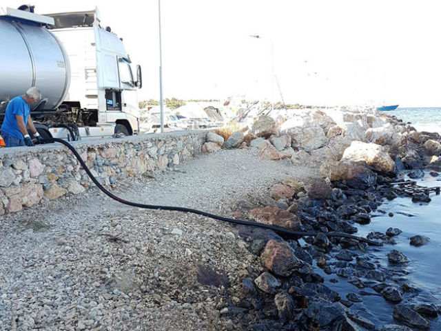 150 τόνοι μαζούτ αντλήθηκαν από την παραλία της Γλυφάδας