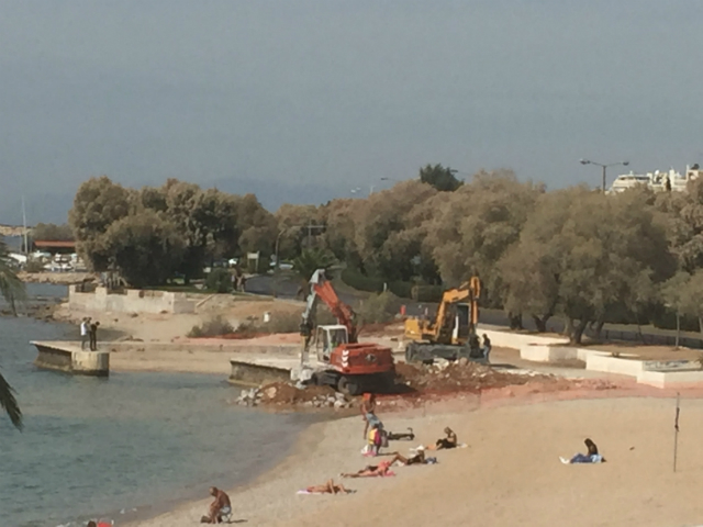 Ξεκίνησε η ανάπλαση ελεύθερης παραλίας δίπλα στο Δημαρχείο Βούλας