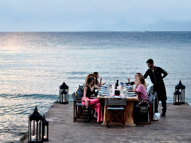 To “40” είναι το απόλυτο hot spot της Βουλιαγμένης