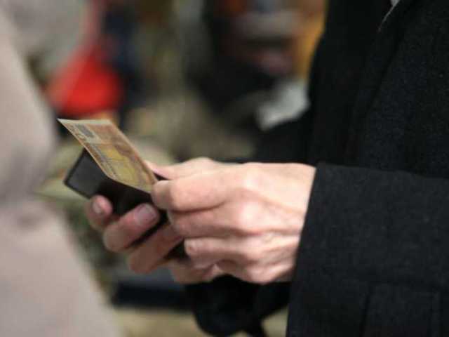 Θύμα απατεώνα ένας 79χρονος στον Άλιμο