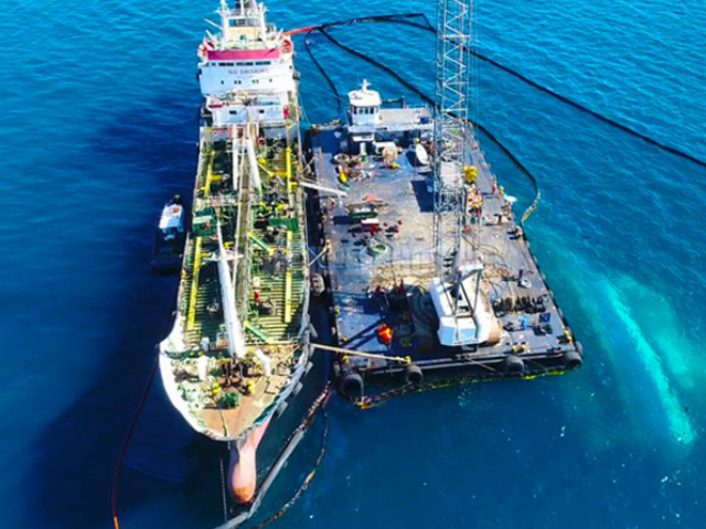 Το «Aegean Princess 1» αναλαμβάνει την απάντληση των καυσίμων από το «Αγία Ζώνη»