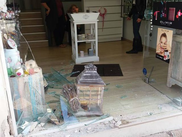 Aκυβέρνητο αυτοκίνητο έπεσε πάνω σε μαγαζί στη Βάρη