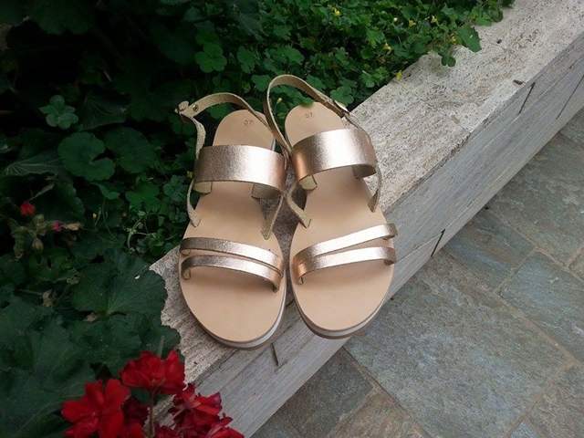 “Alessandra greek sandals”: Τα σανδάλια που έγιναν must πριν αρχίσει το καλοκαίρι!