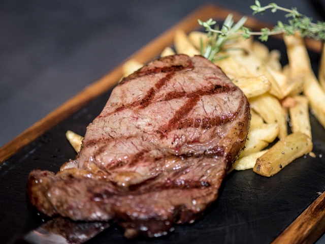 Άμπακος, το steakhouse που θα φας σαν άντρας