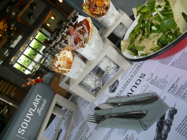 Souvlaki Friends, το σουβλάκι που ενώνει την Αργυρούπολη