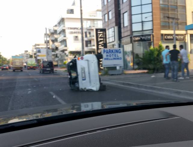Αναποδογύρισε αυτοκίνητο στη Λεωφόρο Ποσειδώνος