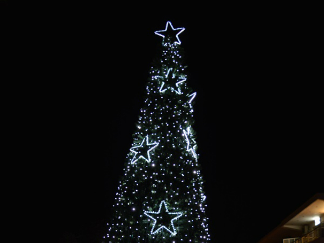 Άναψαν τα Χριστουγεννιάτικα δέντρα σε Βάρη Βούλα Βουλιαγμένη