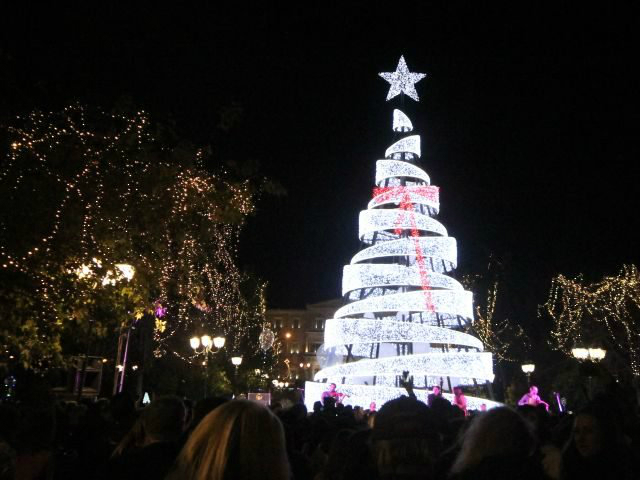Άναψε το Χριστουγεννιάτικο δέντρο στο Σύνταγμα
