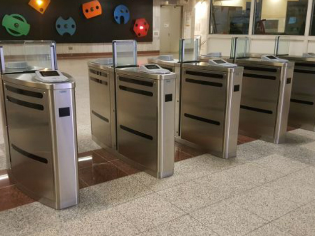 Ανοιχτές παραμένουν οι μπάρες στο μετρό