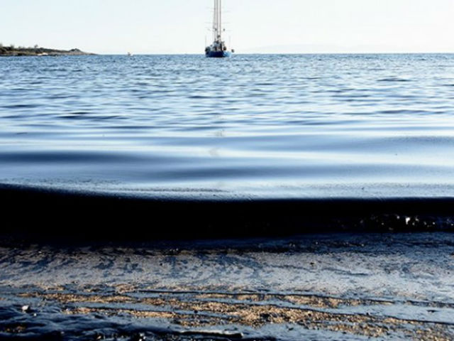 Απαγορεύεται το κολύμπι στο Π. Φάληρο