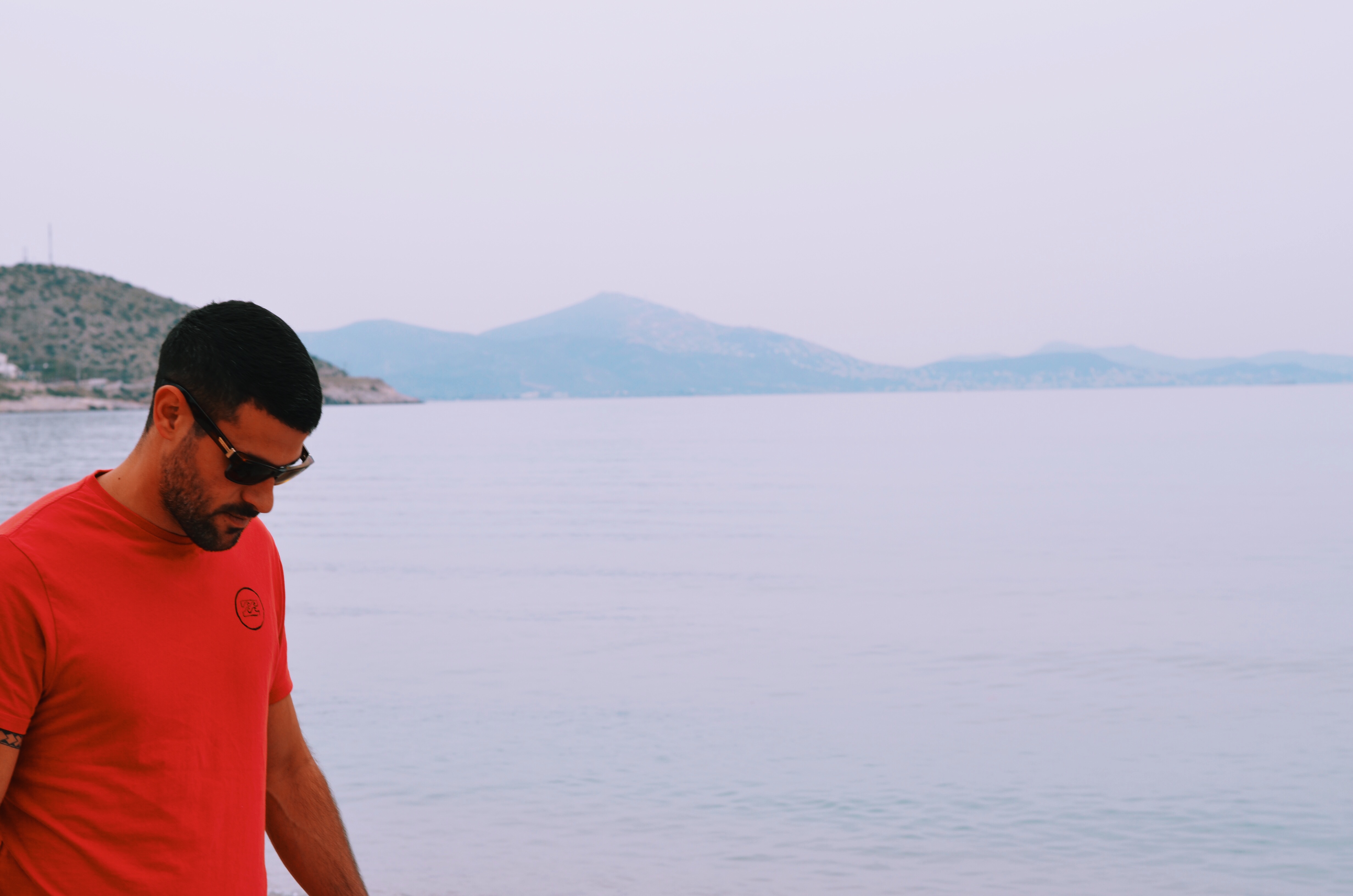 Από τις σανίδες του σέρφ, στις βάρκες της ανθρωπιάς