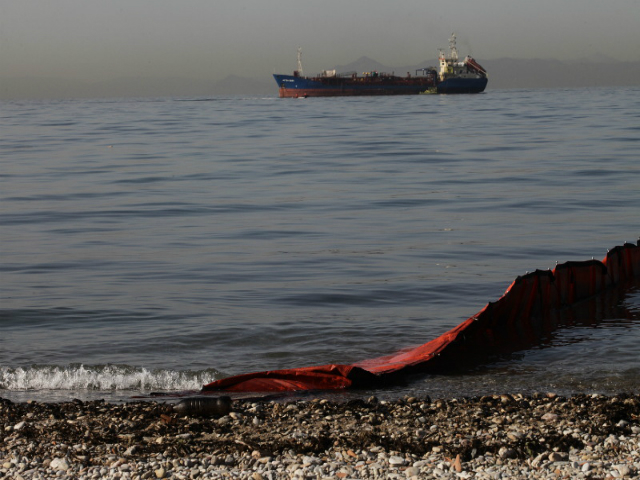 Αποσύρονται τα πλωτά φράγματα από τις ακτές του Σαρωνικού