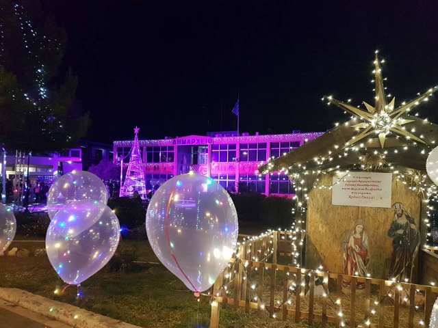 Αργυρούπολη: άναψε το Χριστουγεννιάτικο δέντρο έξω από το Δημαρχείο