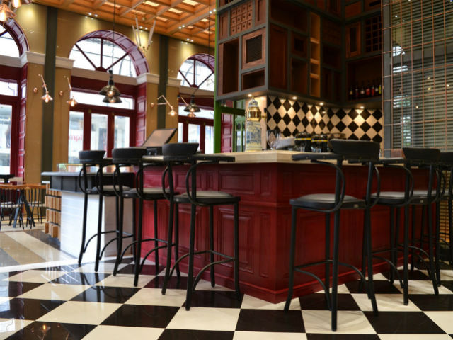 To Arthens συνδυάζει την τέχνη του φαγητού, της ζωγραφικής και της μουσικής σε έναν χώρο