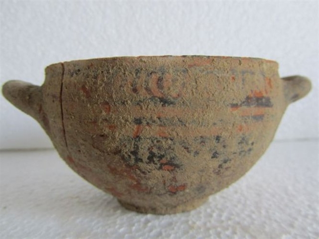 Αρχαίο νεκροταφείο με ταφικό περίβολο στο ισόγειο σύγχρονης οικοδομής στη Βούλα