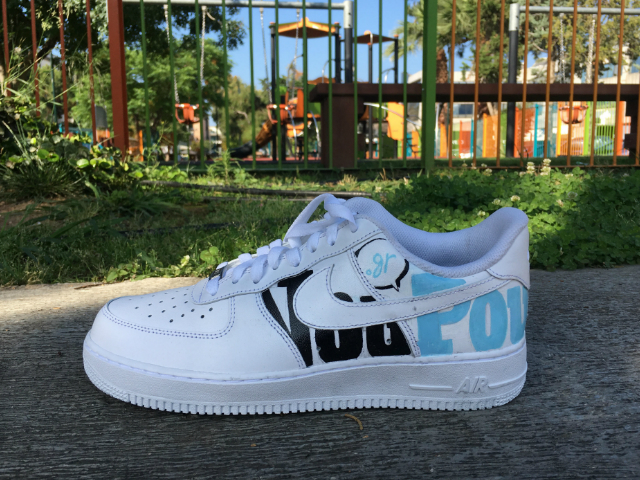 Αυτά είναι τα NouPou customized Nike sneakers που δημιουργήσαμε