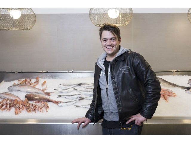 Βατίστας, το ιχθυοπωλείο που ψήνει φρέσκο ψάρι και φτιάχνει ονειρεμένο σούσι