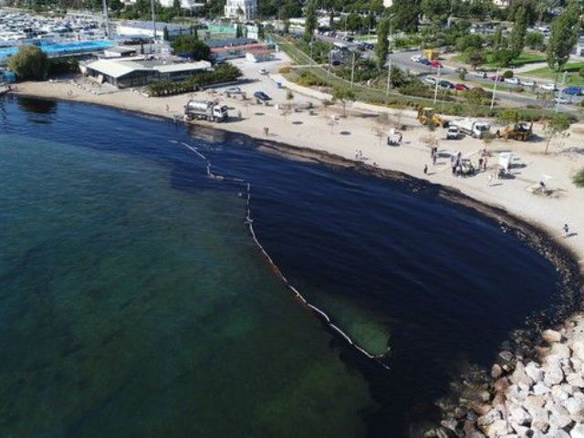 Βίντεο drone: Η μόλυνση στην παραλία της Γλυφάδας από ψηλά