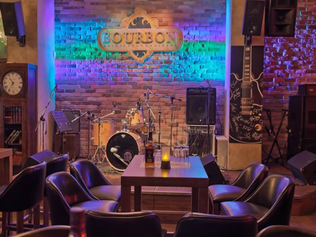 To Bourbon δηλώνει Rock