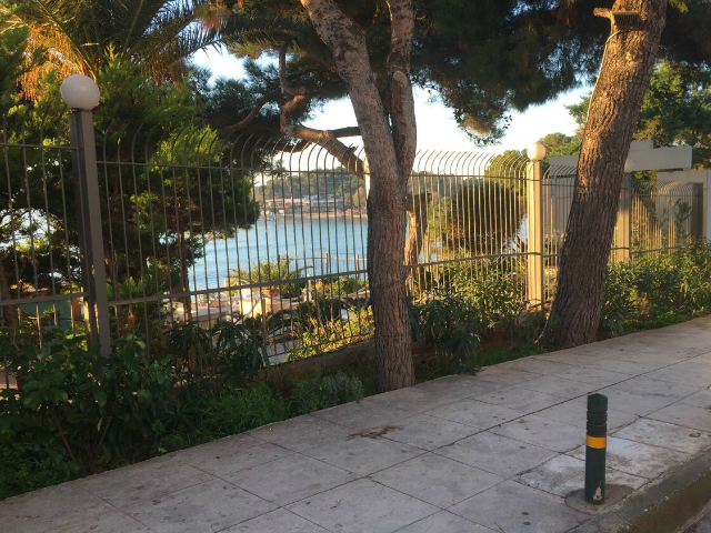 Βουλιαγμένη: κατεδαφίστηκε ο παράνομονος μαντρότοιχος στο σημείο της Ωκεανίδας