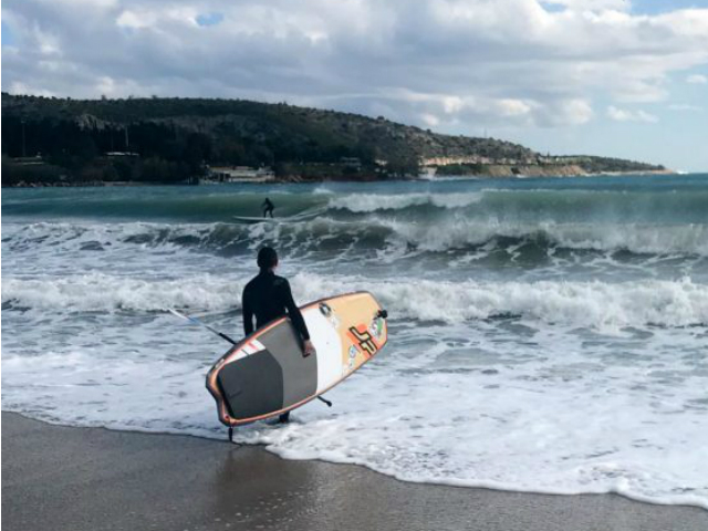 Βουλιαγμένη: Οι surfers δάμασαν τα κύματα το Σαββατοκύριακο