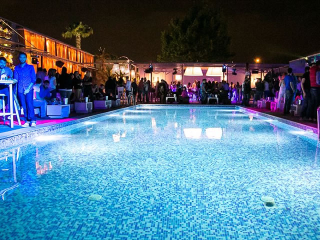 Βουτιά στην πισίνα και στη διασκέδαση