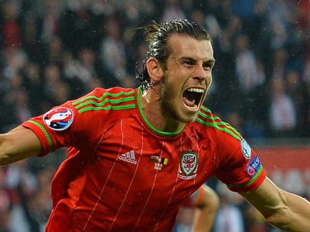 Βρετανικός εμφύλιος με φόντο μια πίτσα πεπερόνι