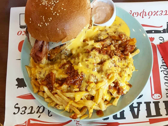 Το burger του Γενναίου στο Μπαρ Μπεε Κιου είναι η απόλυτη εμμονή μας