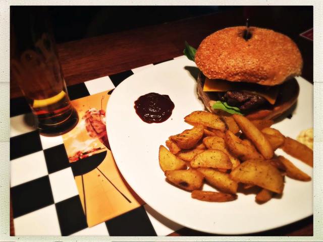 Burgers, bar, μουσική και μπιλιάρδο στο «Rockabilly»