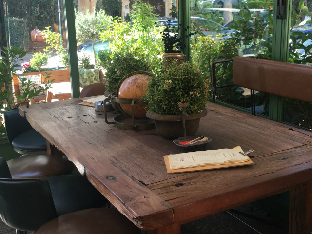 To Charlie Espresso Bar είναι το αγαπημένο checkpoint της Γλυφάδας