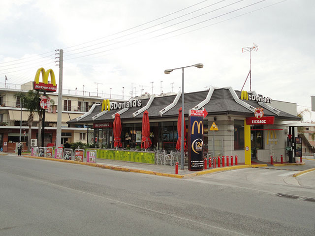 Το drive in των McDonald’s της Βάρης μας λυτρώνει από την πείνα