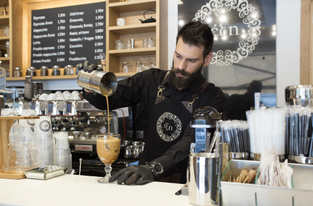 Έξη, ο φούρνος που προκαλεί εθισμό και στη Γλυφάδα