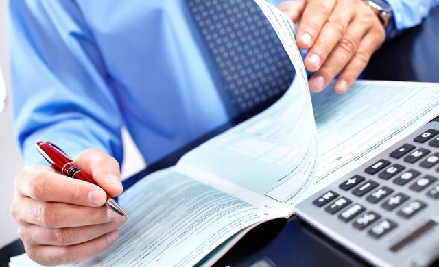 Εκκαθαριστικά: 1 στους 2 φορολογούμενους πληρώνει 1.350 ευρώ