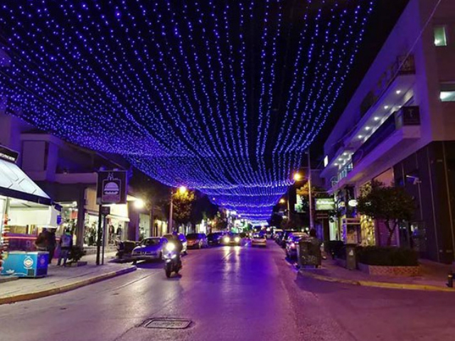 Ελληνικό: Χριστουγεννιάτικος στολισμός στη Λεωφόρο Ιασωνίδου