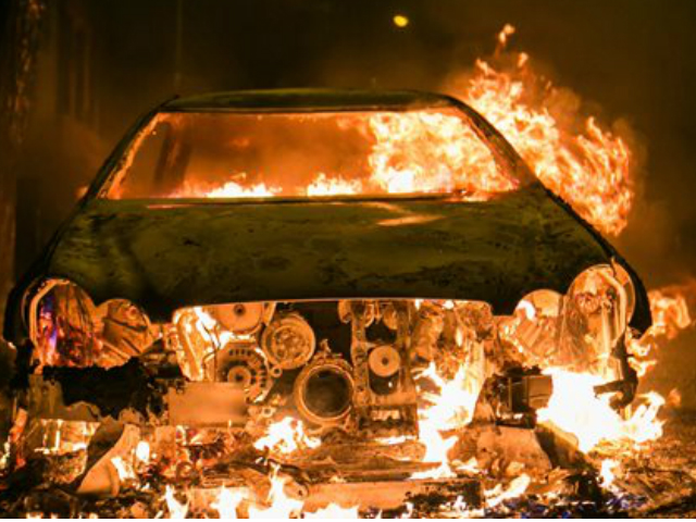 Εμπρησμοί τριών αυτοκινήτων σε Ηλιούπολη και Παλλήνη