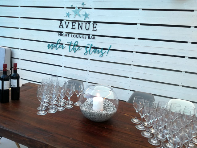 Επισκεφθήκαμε πρώτοι την άκρως καλοκαιρινή ταράτσα του Rock Αvenue στον Άλιμο