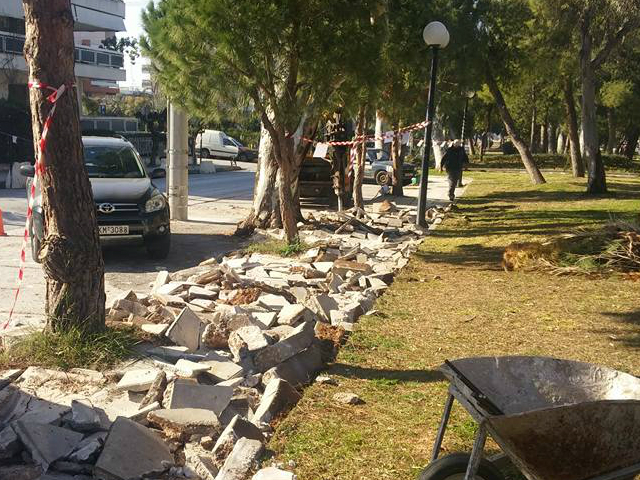 Επισκευάζονται τα σπασμένα πεζοδρόμια της Βούλας