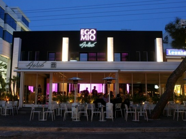 Εποχή Egomio: Τότε που «τρώγαμε πόρτα» στα καφέ της Γλυφάδας