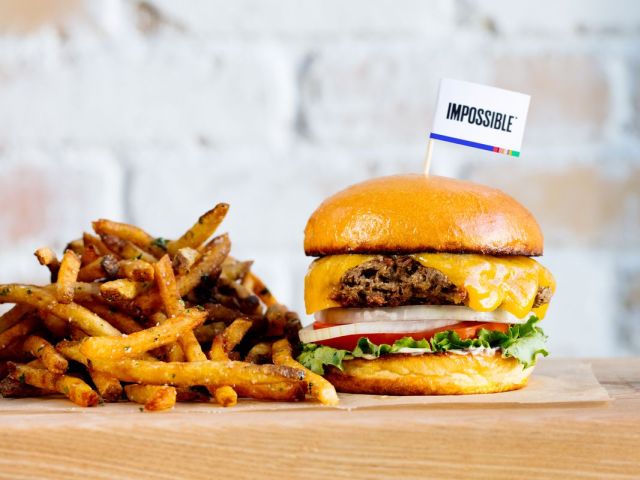 Το φυτικό burger που «αιμορραγεί» προβληματίζει τον FDA