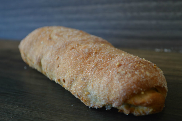 To γεμιστό κουλούρι με μήλο και κανέλα από τους Κουλουράδες