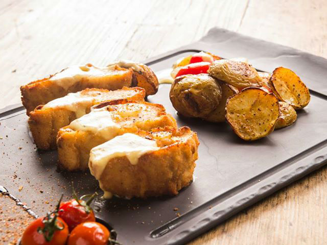 Το γεμιστό με γραβιέρα κοτόπουλο του Living